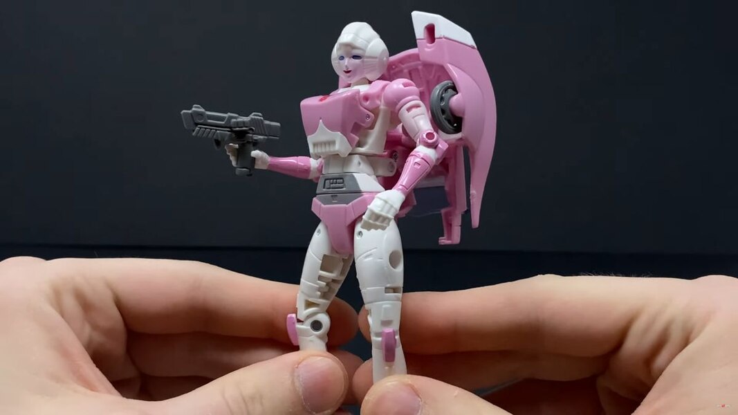 Transformers Studio Series 86 Arcee In Hand Image  (33 of 34)